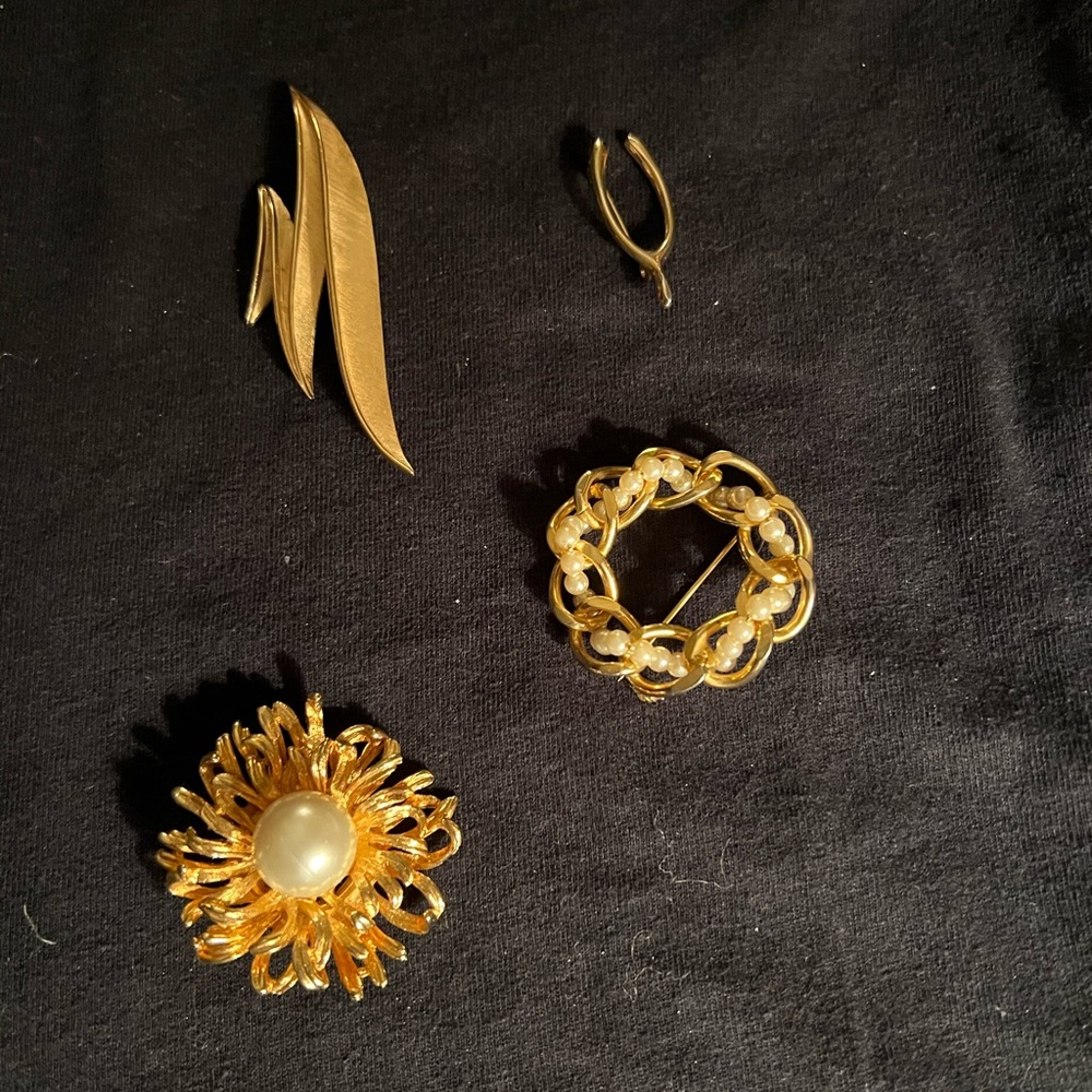 4 Gold tone brooches
